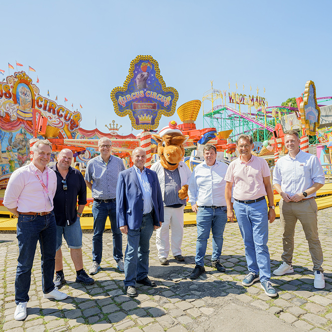 „Die 540. Cranger Kirmes wird eine Power-Kirmes!“ Die stellvertretende NRW-Ministerpräsidentin Mona Neubaur kommt zur Eröffnung. Drei Tage vor dem Start des größten Volksfestes in NRW liegen die Aufbauarbeiten voll im Zeitplan.

Die Cranger Kirmes 2024 kann beginnen! Drei Tage vor dem Start des größten Volksfestes in NRW zogen Organisatoren und Schausteller am Montagmittag einen ersten Strich unter den Stand der Vorbereitungen für die elf tollen Tage am Rhein-Herne-Kanal. Tenor: „Wir sind bereit! Wir freuen uns!“ Knapp 1.500 Schausteller-Bewerbungen gab es, 500 von ihnen werden die Cranger Kirmes wieder zu einer wunderbaren Familienkirmes machen. Die Karussells auf dem ca. elf Hektar großen Festgelände drehen sich ab Donnerstag, 1. August, um 13 Uhr. Bis zum Kirmesfinale am Sonntag, 11. August, werden über vier Millionen Besucher erwartet.