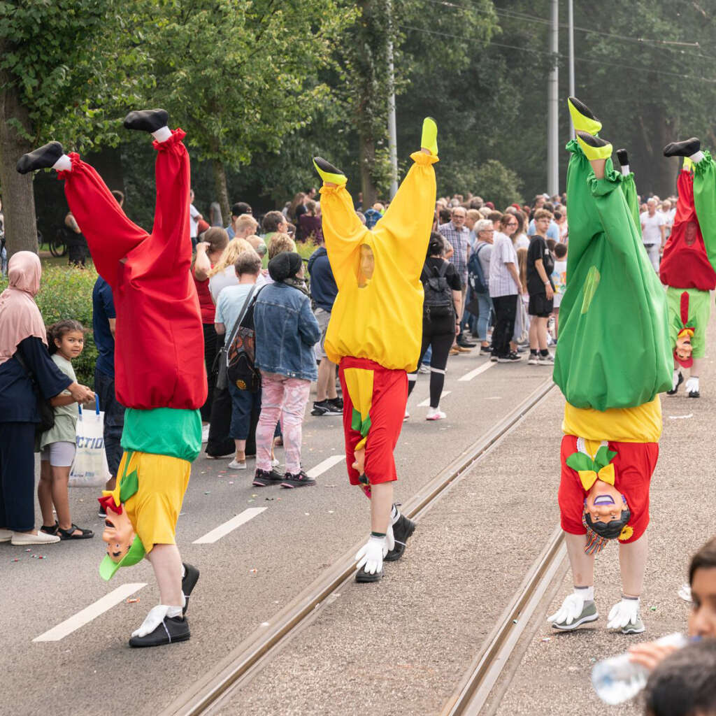 Beim traditionellen Festumzug der Cranger Kirmes wurde das Team des BSV Holthausen zum zweiten Mal in Folge zur kreativsten Fußgruppe gekürt. Bei den Mottowagen überzeugte der Festwagen des Melzer Seniorendienstes die Jury. Rund 100.000 Schaulustige sahen einen nach Angaben des Veranstalters friedlichen Umzug ohne Zwischenfälle.