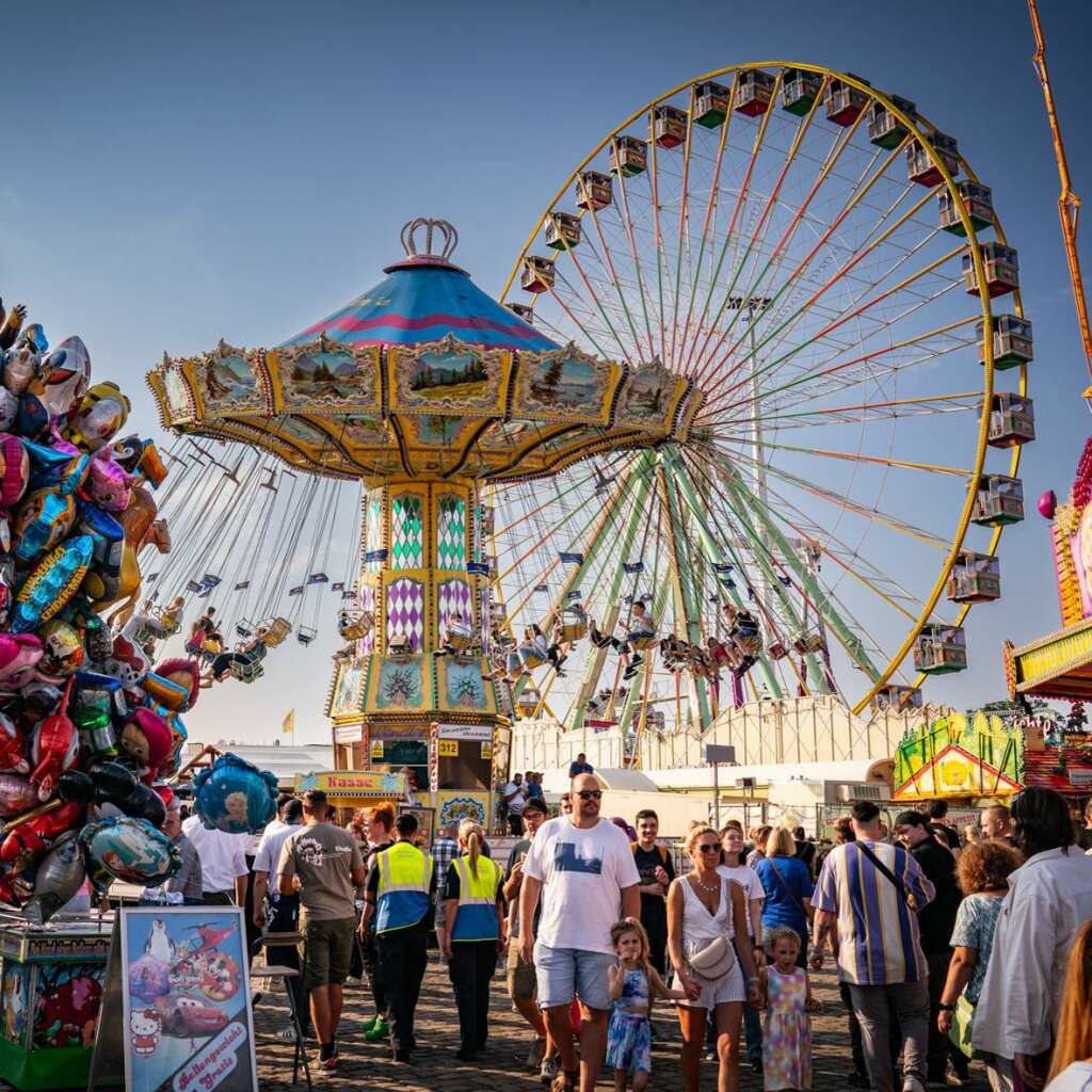 Ministerpräsident Hendrik Wüst und seine Stellvertreterin Mona Neubaur als Ehrengäste bei der feierlichen Eröffnung: „Die Doppelspitze des Landes adelte mit ihrem Besuch das größte Volksfest in NRW“, sagte am Sonntagmittag Kirmesdezernent Dr. Frank Burbulla.