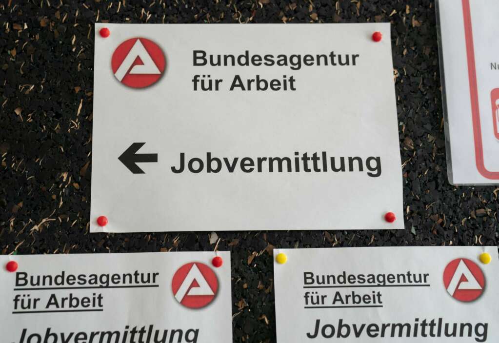 Heiße Grillwürstchen drehen oder eiskaltes Softeis ins Hörnchen fließen lassen – die Servicedienste auf der Cranger Kirmes sind schier unerschöpflich. Helfende Hände werden überall gesucht, ob in den Imbiss- und Getränkebetrieben oder beim Auf- und Abbau der Fahrgeschäfte.