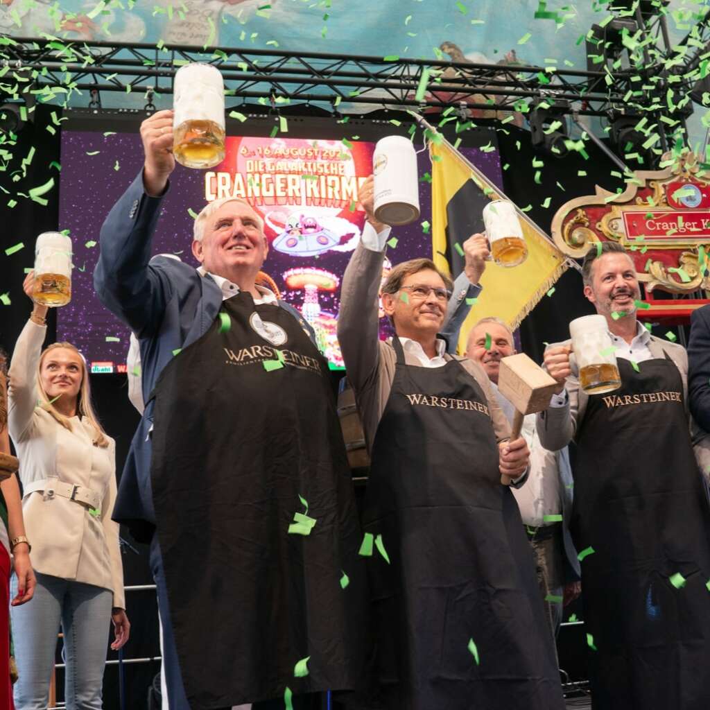 NRW-Minister Karl-Josef Laumann eröffnet am Freitag gemeinsam mit Hernes Oberbürgermeister Dr. Frank Dudda offiziell die Cranger Kirmes 2026. Auftritt von „The BossHoss“ endet mit einem „Oh wie ist das schön …“ der etwa 2.000 Besucher.