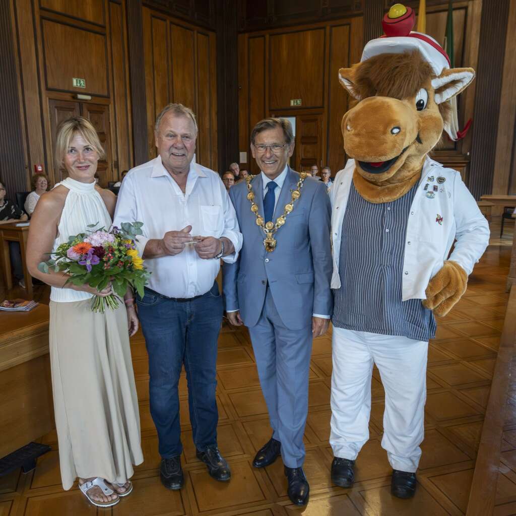Authentizität, Herzblut, Konzept, Ideenreichtum, Liebe zum Detail: Diese Attribute vereint nach Auffassung der Cranger Kirmes die Dorstener Reisemetzgerei Miske auf sich. Daher erhielten Metzgermeister Alfred Miske und seine Tochter Daniela am Mittwochnachmittag im ehrwürdigen Ratssaal des Herner Rathauses den begehrten Schausteller-Award „Bester auf Crange 2025“.