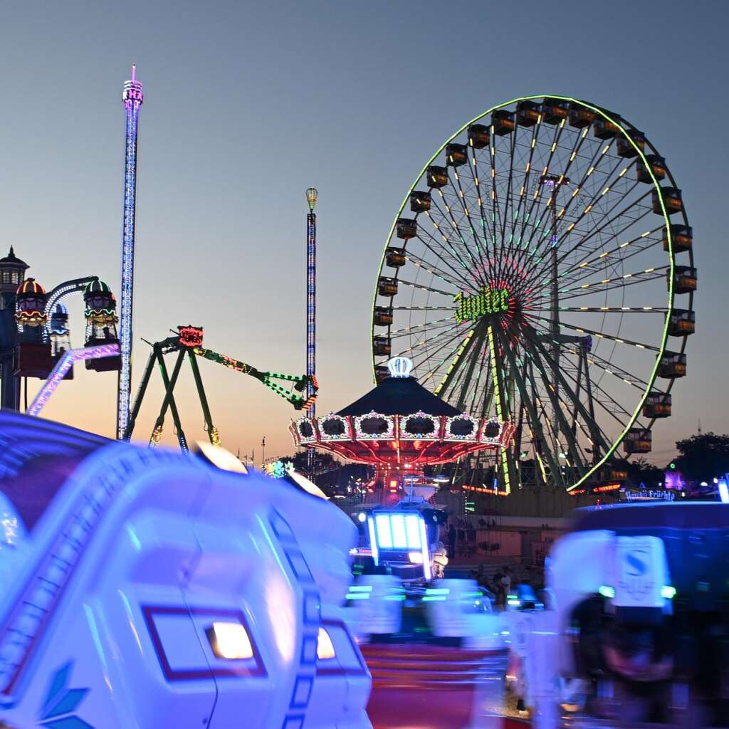 „Die Besucherzahl des Festumzugs der Cranger Kirmes sucht Ihresgleichen“, sagte Kirmesdezernent Dr. Frank Burbulla am Sonntagmittag auf einer Pressekonferenz im Cranger Biergarten. Vom ersten Kirmestag am Donnerstag, 6. August, bis Sonntagabend, 9. August, rechnet die Stadt Herne als Veranstalterin mit rund 1,6 Millionen Besuchern auf dem ca. elf Hektar großen Kirmesplatz am Rhein-Herne-Kanal. Der gut besuchte Donnerstag lag mit rund 200.000 Besucher über dem Vorjahreswert, am Freitag und Samstag strömten zusammen ca. 875.000 Menschen nach Crange – am heutigen Sonntag war der Platz bereits zur Mittagszeit sehr gut gefüllt bei königsblauem Himmel und hoch-sommerlichen Temperaturen.