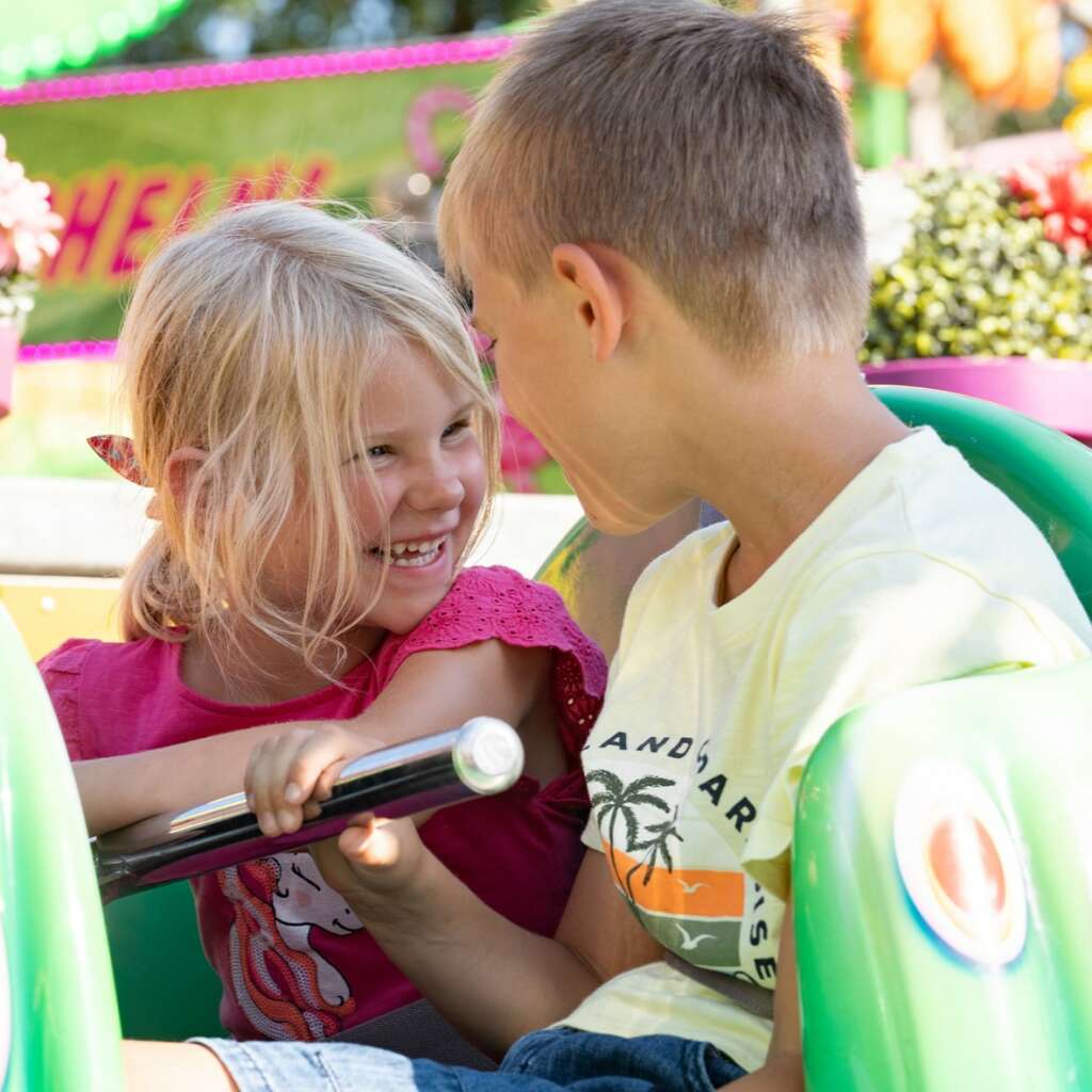 Ganz im Zeichen der Familie steht am Mittwoch, 12. August, die Cranger Kirmes 2026: Von 13 Uhr bis Mitternacht wird der Kirmesplatz am Rhein-Herne-Kanal zum Schnäppchen-Revier. Alle 51 Fahr- und Laufgeschäfte sowie sämtliche Imbiss- und Ausschankbetriebe beteiligen sich am Familientag und bieten mindestens ein vergünstigtes Angebot an. Damit wird der Besuch auf dem größten Volksfest in NRW für Familien, Kinder und Kirmesfans noch einmal attraktiver. Alle rund 470 Schaustellerinnen und Schausteller weisen ihre jeweiligen Familientag-Angebote mit gut sichtbaren Hinweisschildern aus. Grundlage dafür ist eine vertragliche Verpflichtung, an diesem Tag mindestens ein Angebot günstiger als an den übrigen zehn Kirmestagen anzubieten.
