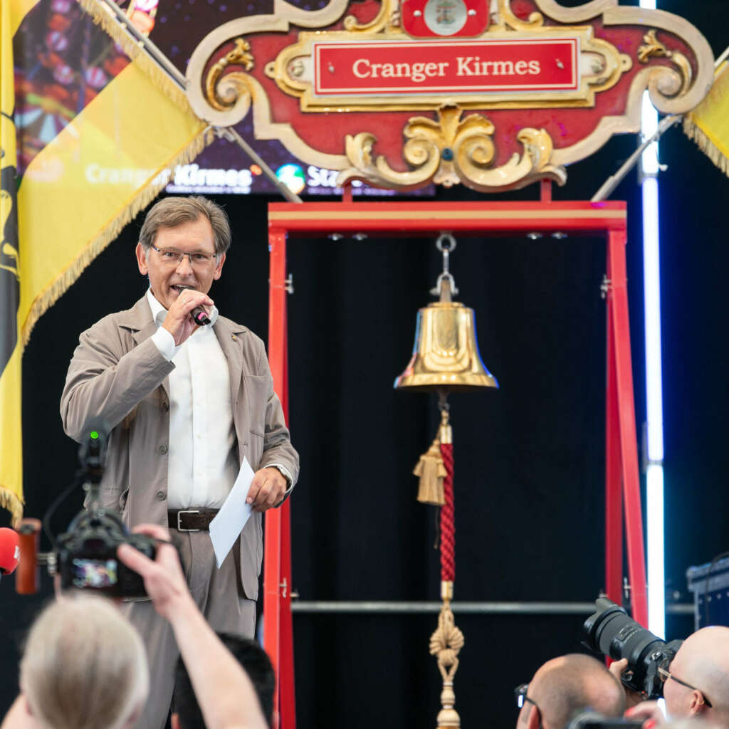 Erstmals wurden die Cranger Kirmestage eingeläutet: Mit einer über 100 Jahre alten Glocke – Auch Pferdemarkt, Einzug der Fahnenabordnungen oder die Kirmesorgel stehen für Nostalgie pur.