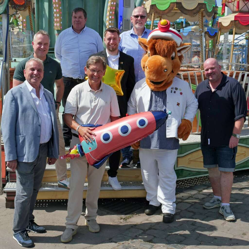 Die „galaktische“ Cranger Kirmes 2026 kann beginnen! Zwei Tage vor dem Start des größten Volksfestes in NRW zogen Organisatoren und Schausteller am Dienstagmittag einen ersten Strich unter den Stand der Vorbereitungen für die elf tollen Tage am Rhein-Herne-Kanal. Tenor: „Wir sind alle aufgeregt. Aber wir freuen uns sehr!“ Über 1.500 Schausteller-Bewerbungen gab es, etwa 465 von ihnen sollen die Cranger Kirmes zu einer wunderbaren Familienkirmes machen. Die Karussells auf dem ca. elf Hektar großen Festgelände drehen sich ab Donnerstag, 6. August, um 13 Uhr. Bis zum Kirmesfinale am Sonntag, 16. August, werden von der Veranstalterin, der Stadt Herne, über vier Millionen Besuchende erwartet.