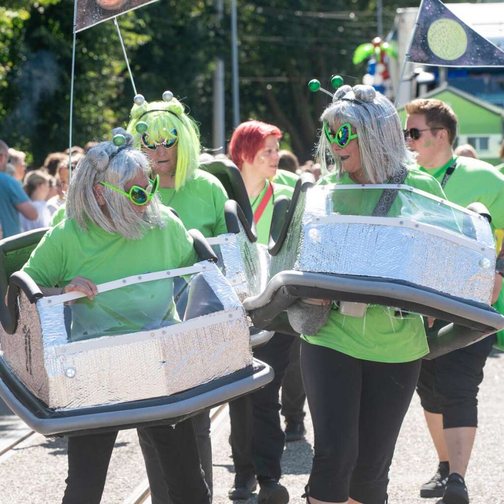Beim traditionellen Festumzug der Cranger Kirmes wurde heute (8.8.) der BSV Holthausen, dessen Mitglieder kostümiert als Außerirdische im Autoscooter auftraten, zur kreativsten Fußgruppe gekürt. Bei den Mottowagen überzeugte der Festwagen vom Kohlensportclub (KSC) Herne 13 mit seinem Wolfgang-Petry-Thema die Jury. Mehr als 150.000 Schaulustige erlebten bei bestem Sommerwetter einen nach Angaben des Veranstalters friedlichen Umzug mit störungsfreiem Ablauf.